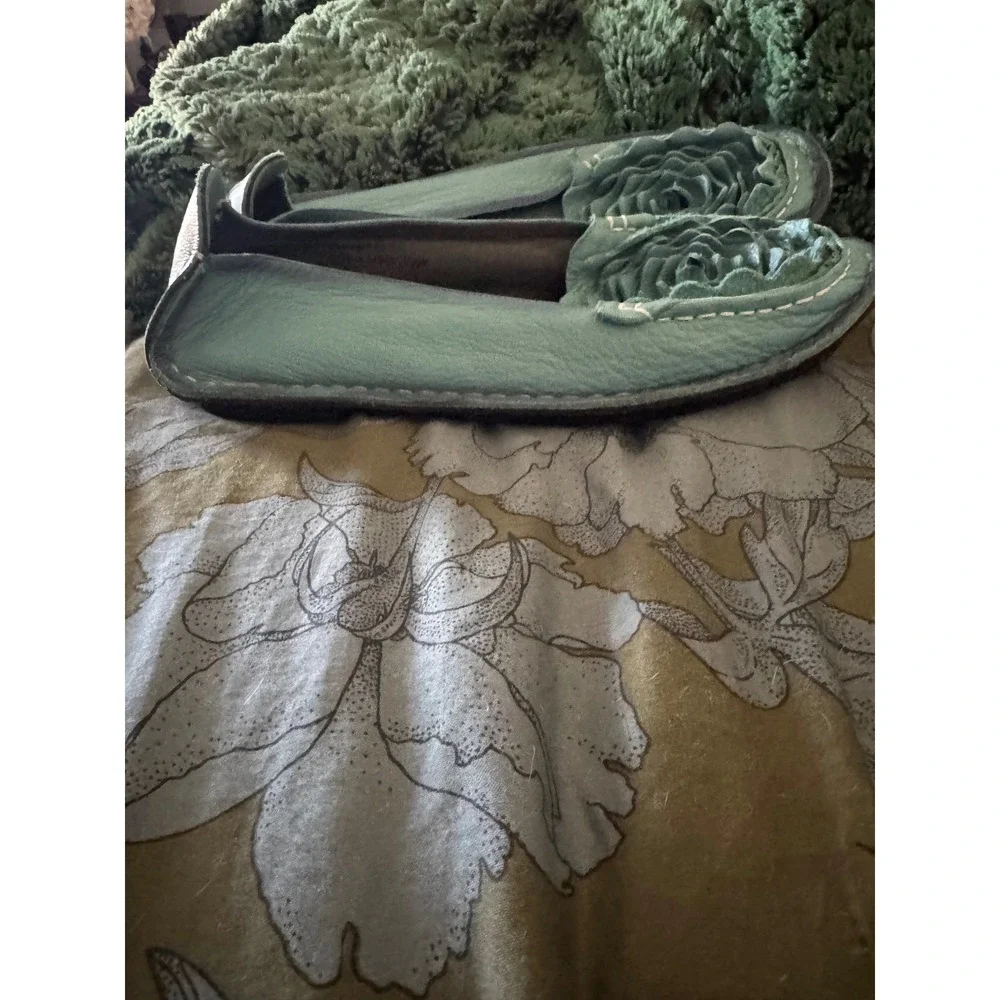 L'Artiste by‎ Spring Step Dezi model, featuring decorative leather flowers